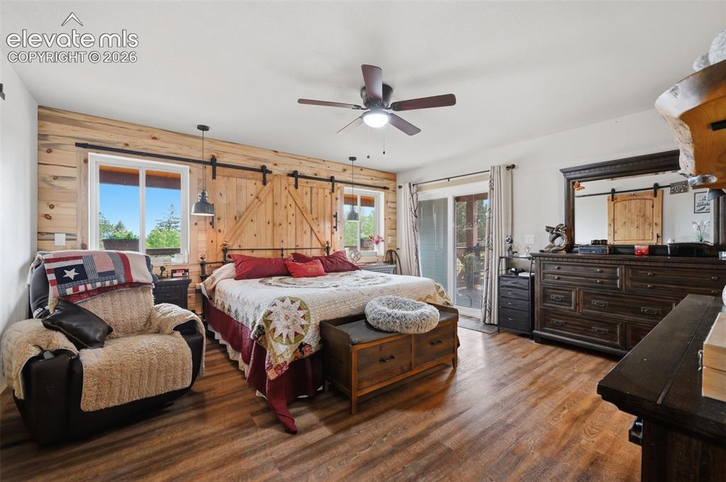 Image 19 of 50: Bedroom