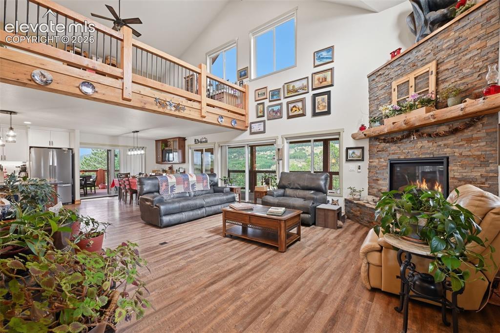 Image 8 of 50: Living Room