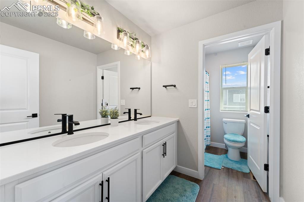Image 14 of 27: Bathroom