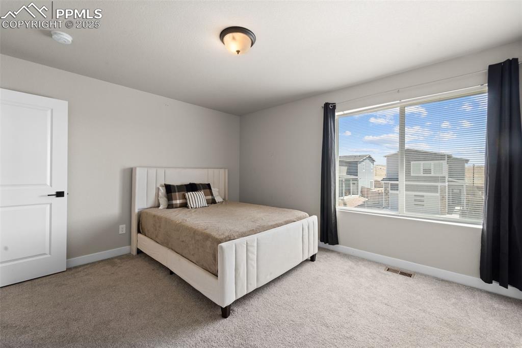 Image 15 of 27: Bedroom