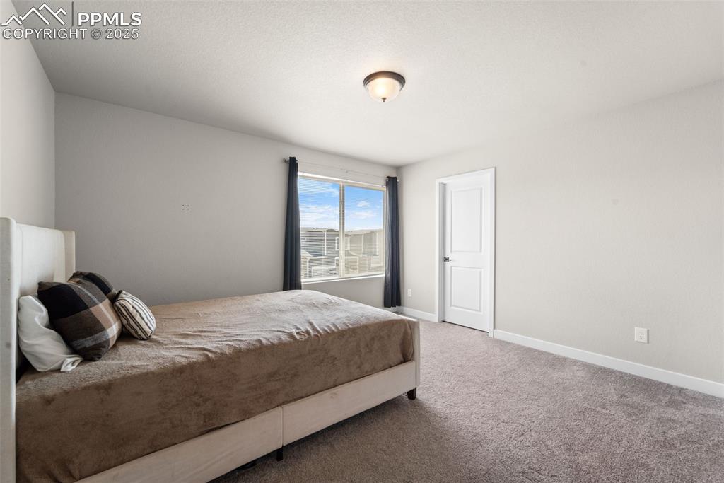 Image 16 of 27: Bedroom