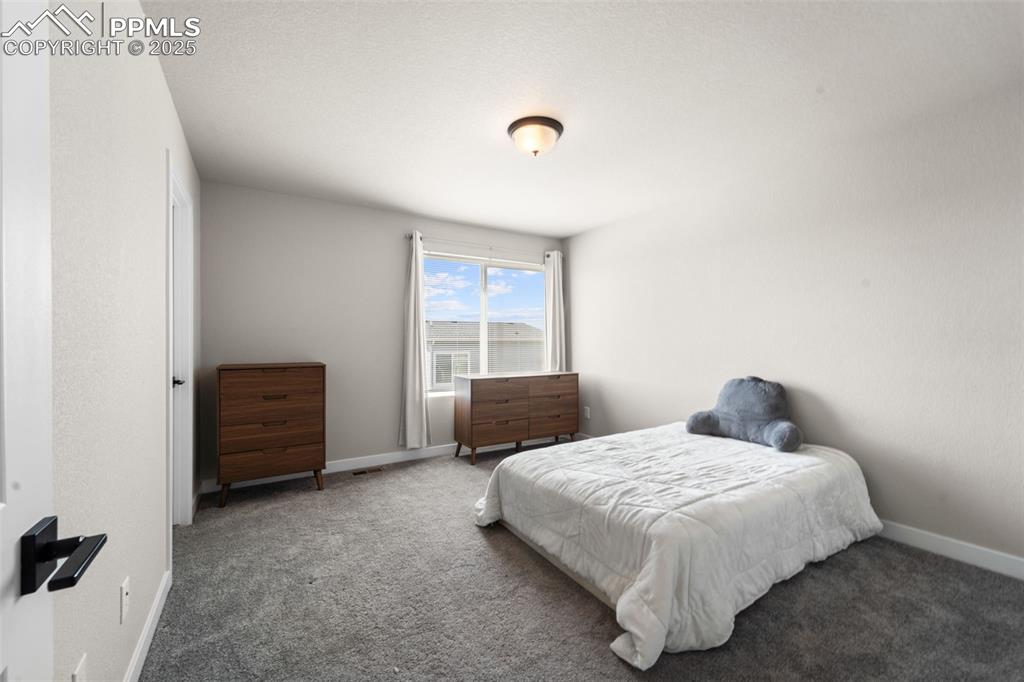 Image 18 of 27: Bedroom