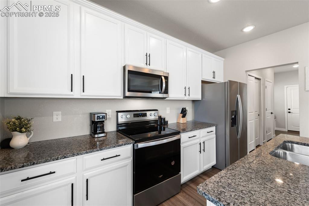 Image 7 of 27: Kitchen