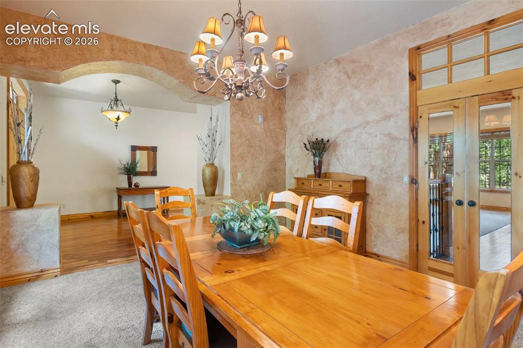 Image 15 of 50: Dining Area