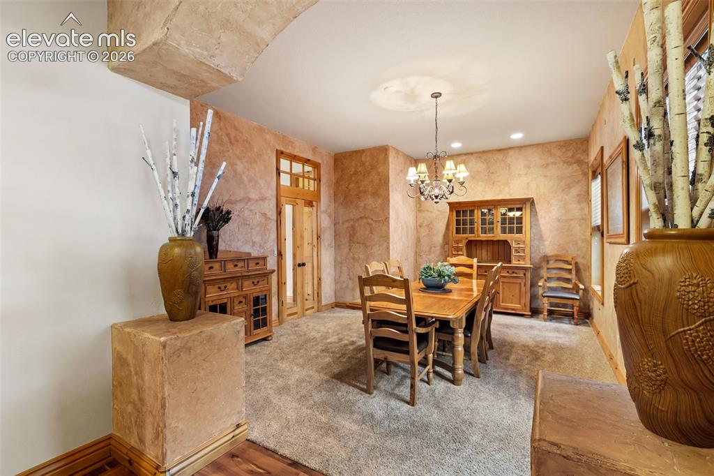 Image 18 of 50: Dining Area