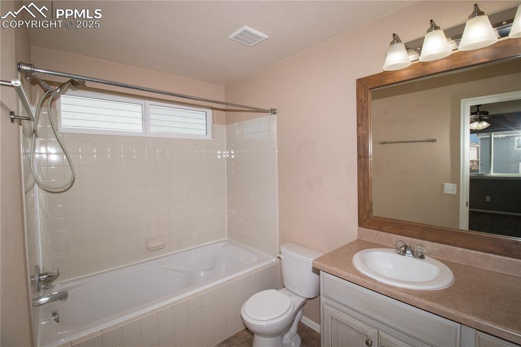 Image 14 of 33: Bathroom