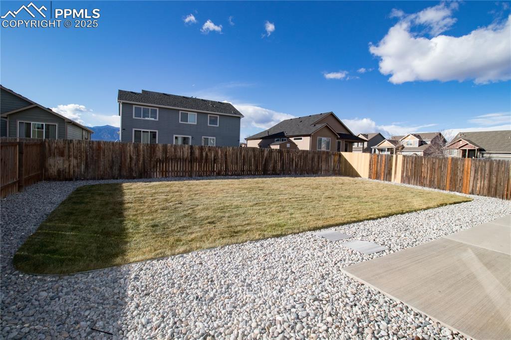 Image 23 of 33: Yard