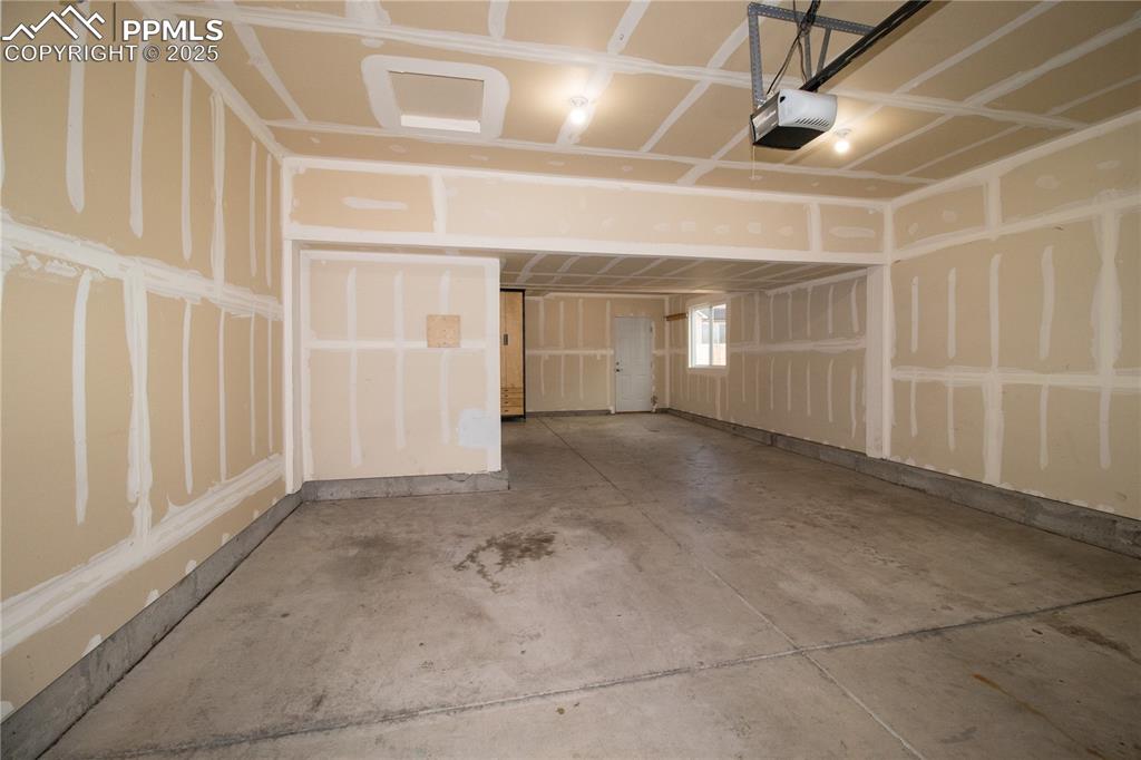 Image 30 of 33: Garage