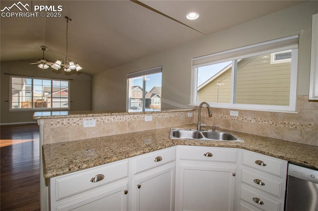 Image 9 of 33: Kitchen