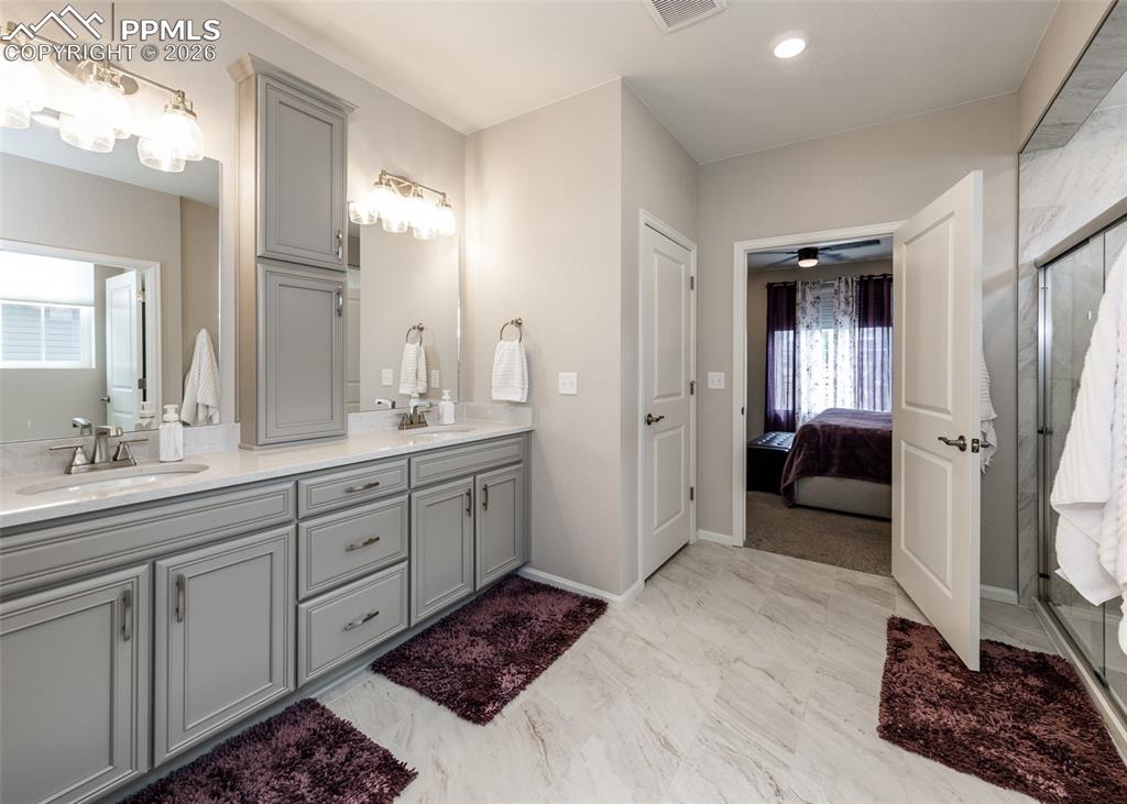 Image 14 of 34: Bathroom