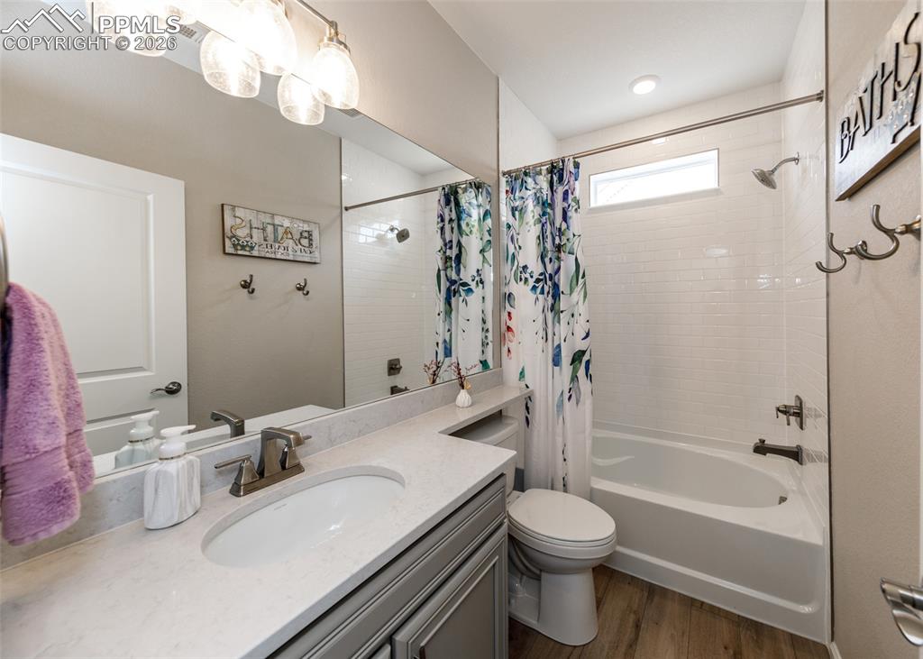 Image 21 of 34: Bathroom