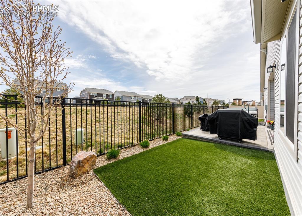 Image 25 of 34: Yard