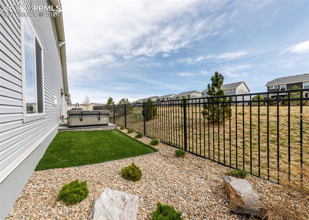 Image 28 of 34: Yard