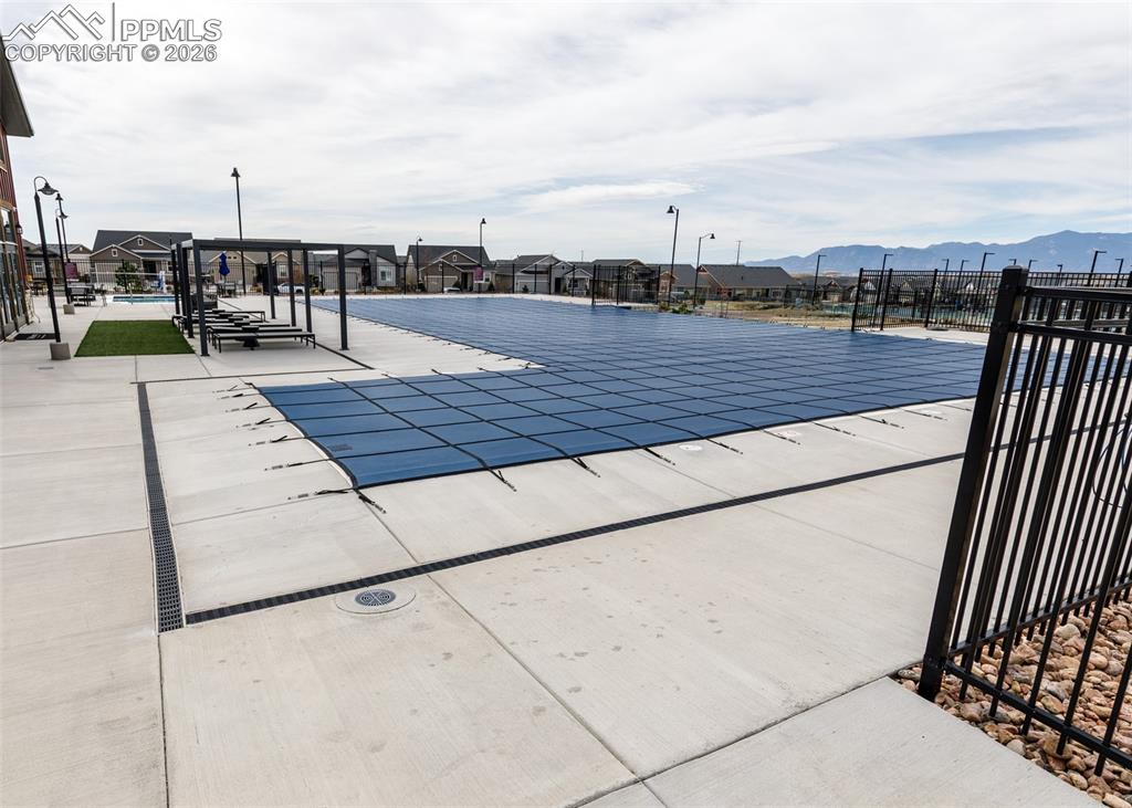 Image 31 of 34: Pool