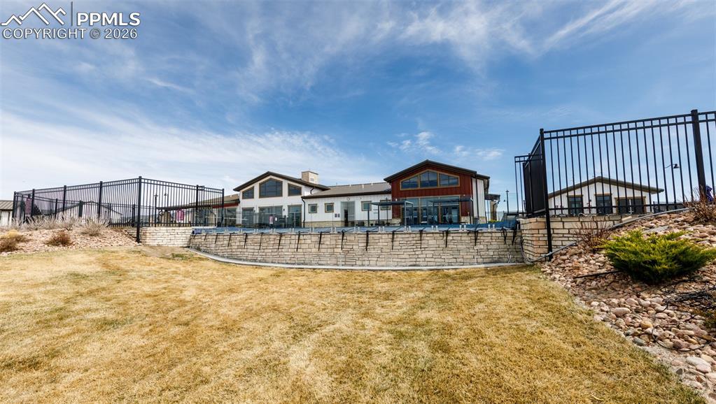 Image 34 of 34: Yard