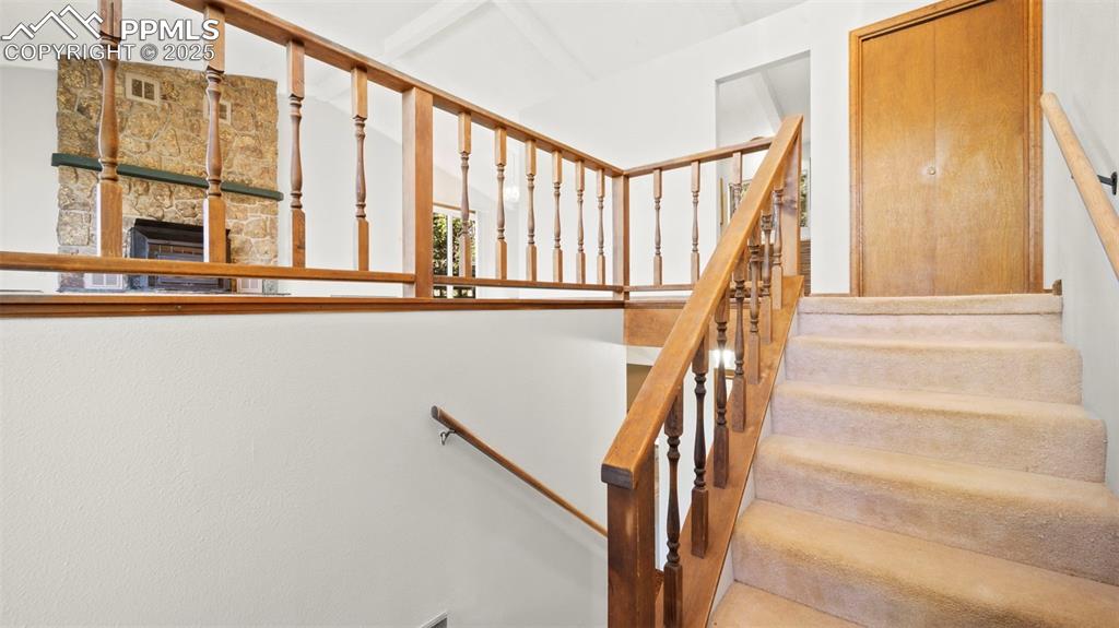 Image 9 of 50: View of staircase