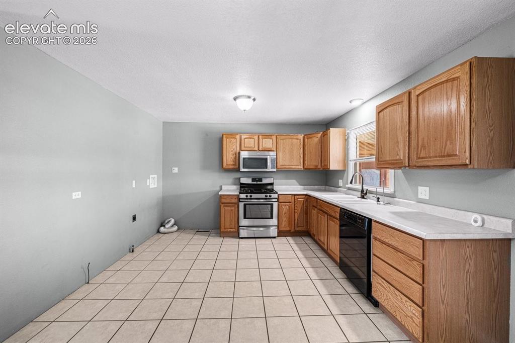 Image 10 of 23: Kitchen