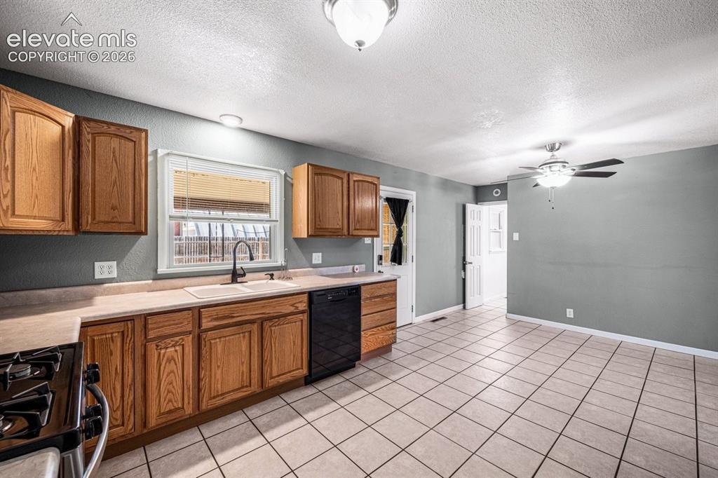 Image 11 of 23: Kitchen
