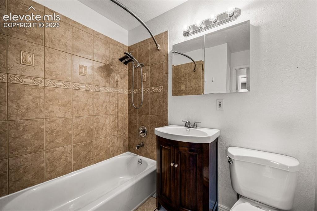 Image 17 of 23: Bathroom