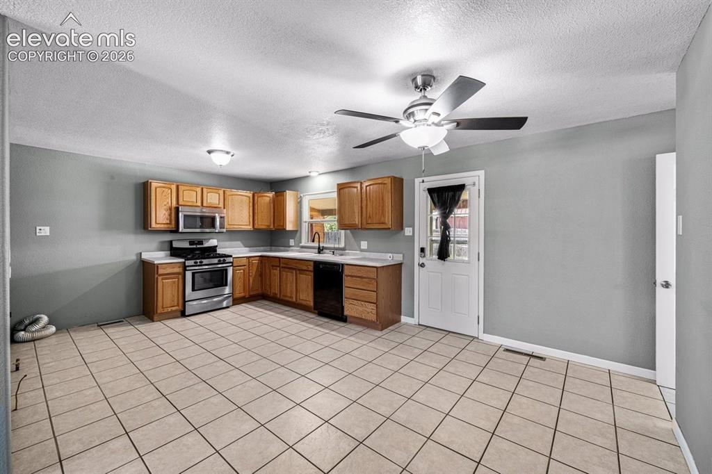 Image 9 of 23: Kitchen