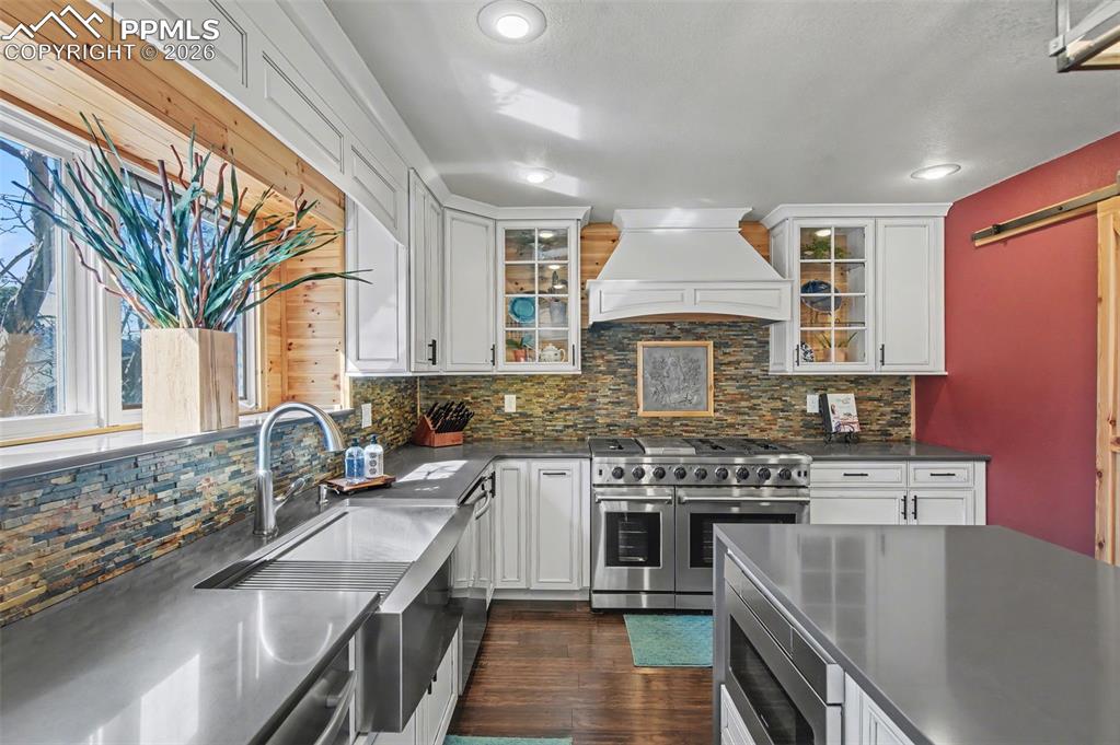 Image 13 of 50: Quartz Counter Tops, Stainless Steel Appliances