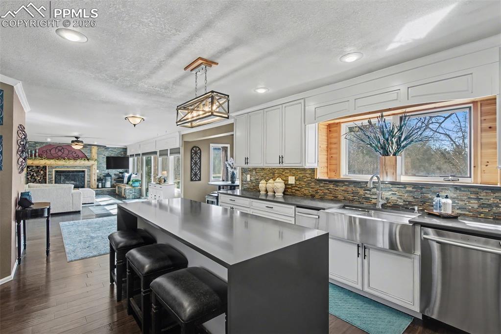 Image 15 of 50: Farm sink, stacked stone accents.