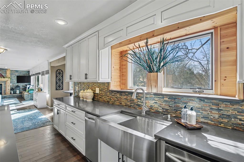 Image 17 of 50: Kitchen