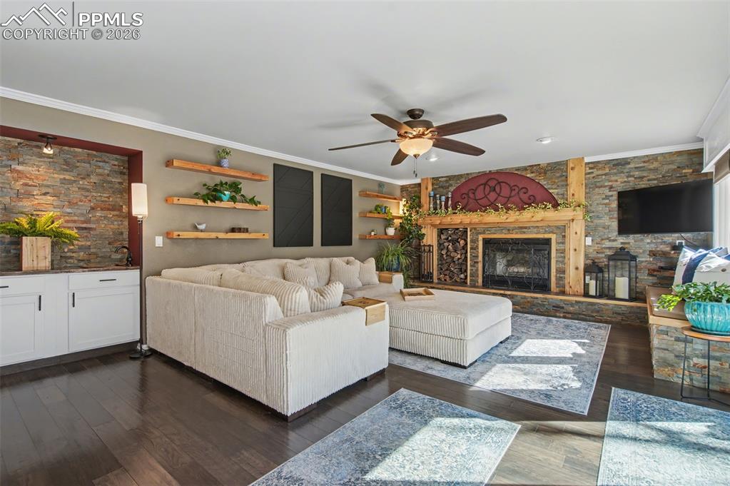 Image 19 of 50: Family Room