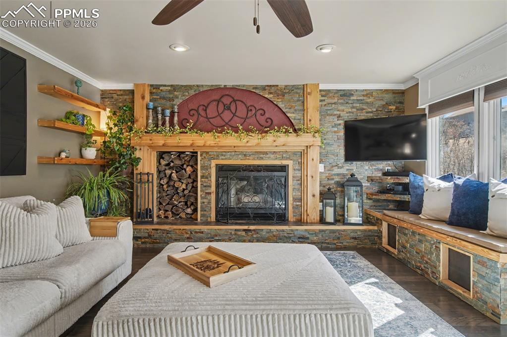 Image 20 of 50: Family Room