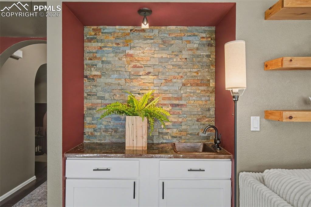 Image 22 of 50: Elegant Bar Area