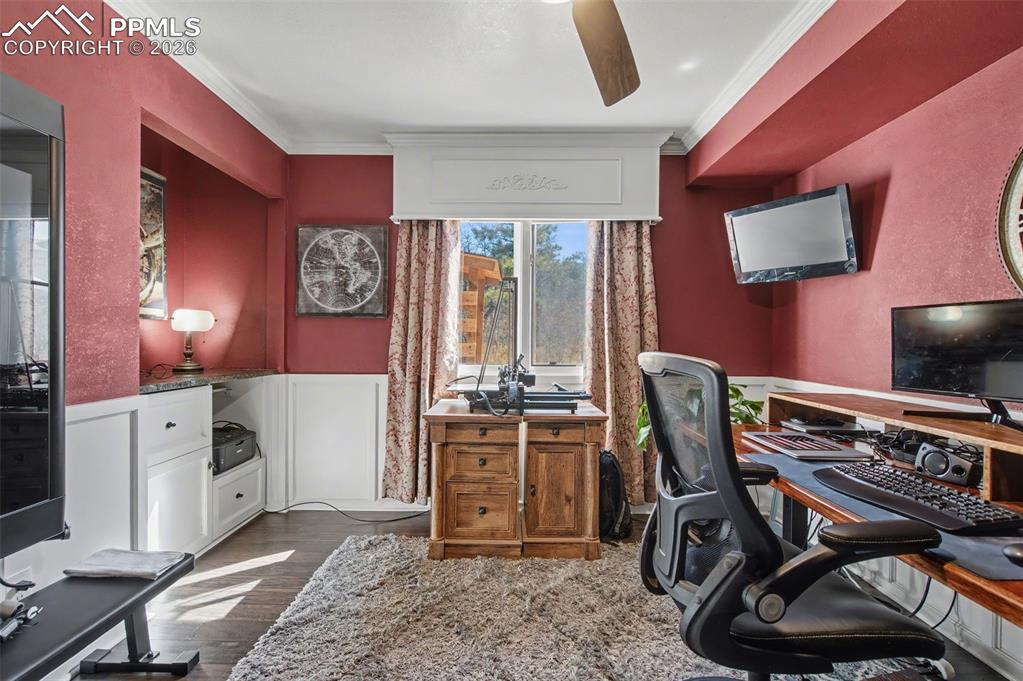 Image 23 of 50: Office