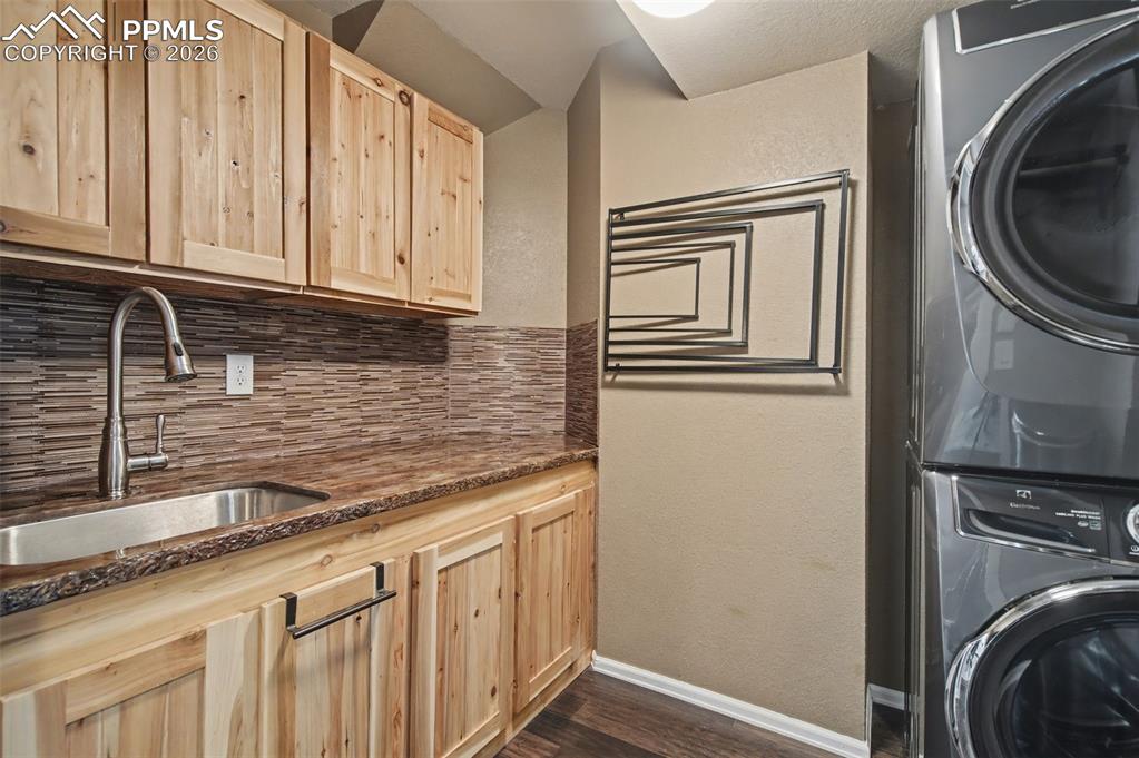 Image 25 of 50: Laundry