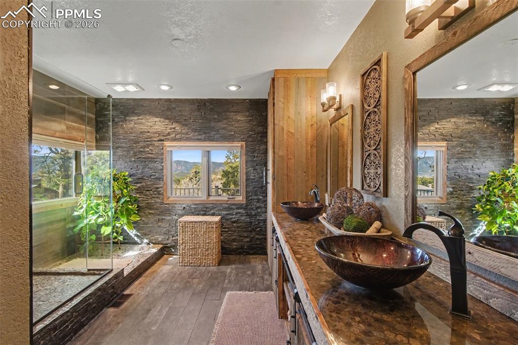 Image 30 of 50: Stunning Bathroom