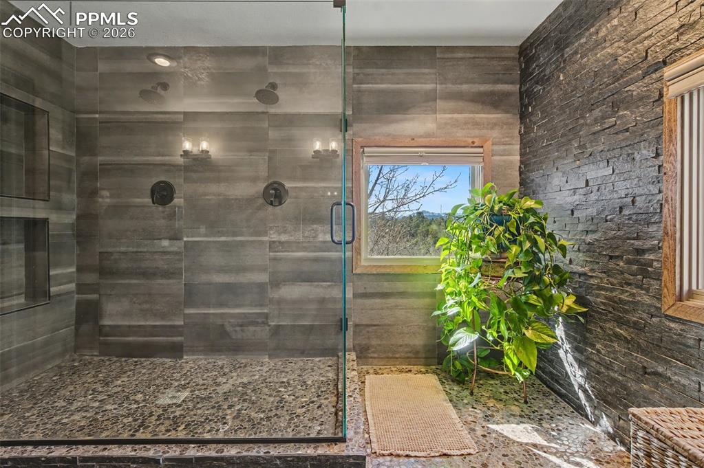 Image 31 of 50: Bathroom