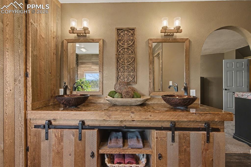 Image 32 of 50: With bowl sinks