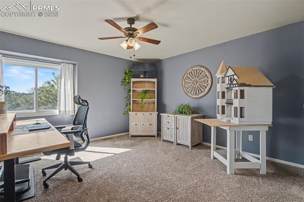 Image 33 of 50: Bedroom