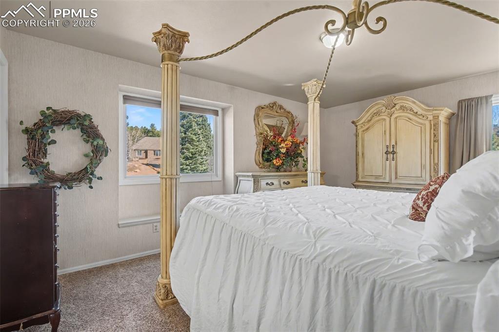 Image 34 of 50: Bedroom