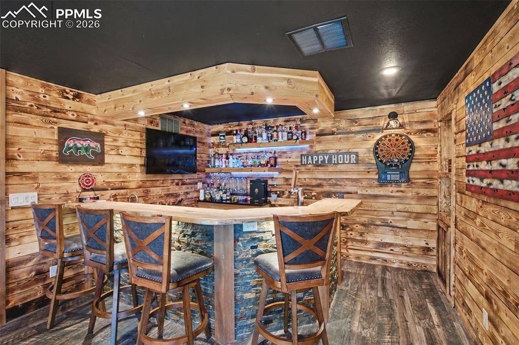 Image 45 of 50: Wet Bar