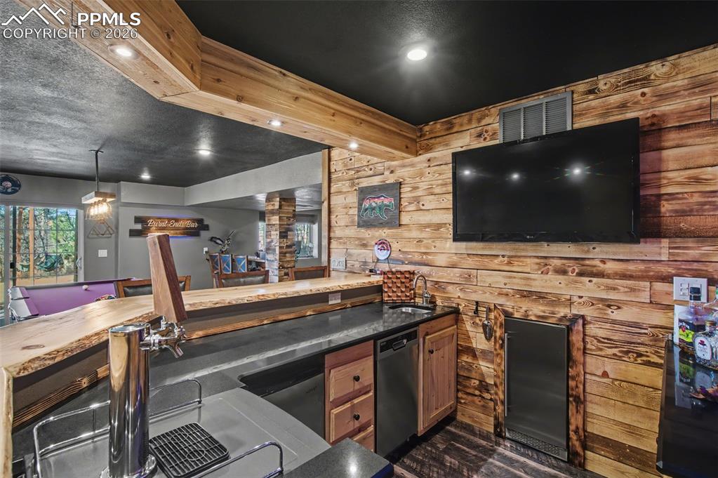 Image 46 of 50: All wet bar appliances included