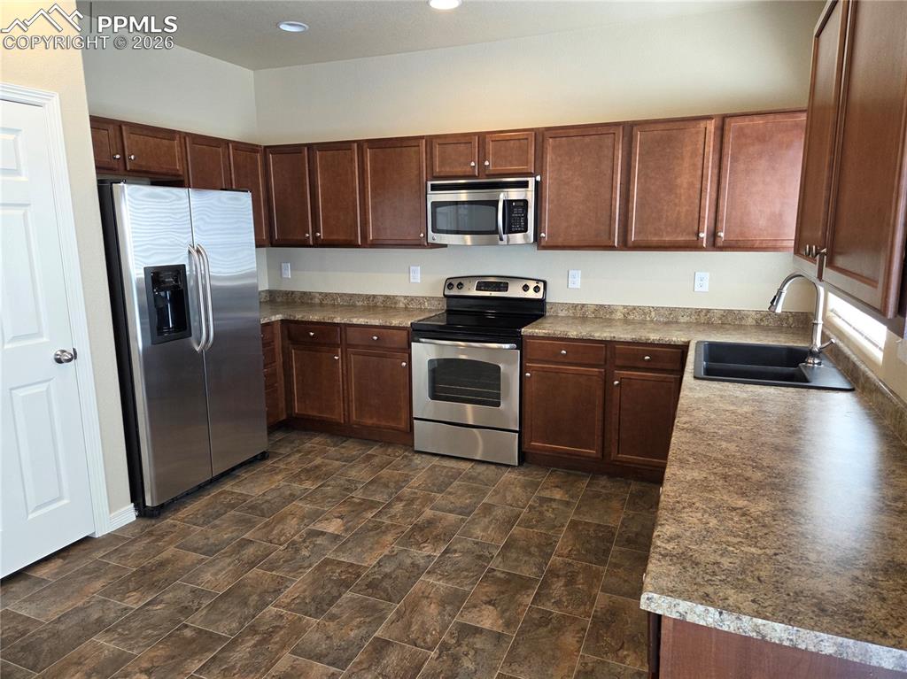 Image 13 of 43: Kitchen