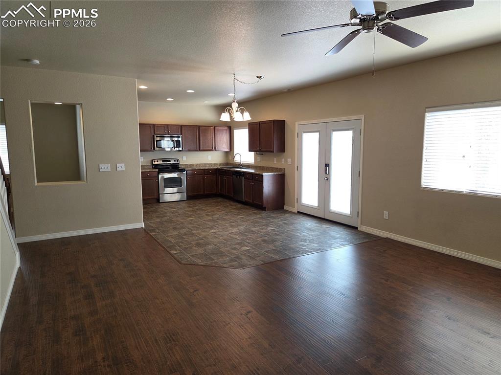 Image 15 of 43: Kitchen