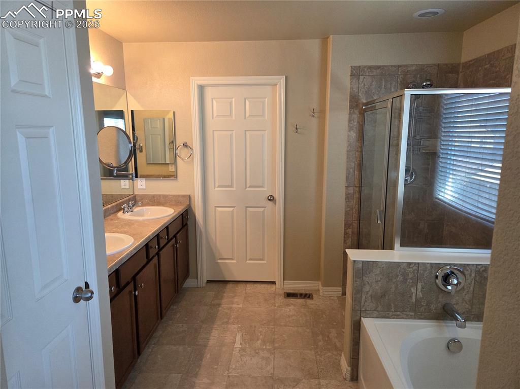 Image 23 of 43: Bathroom