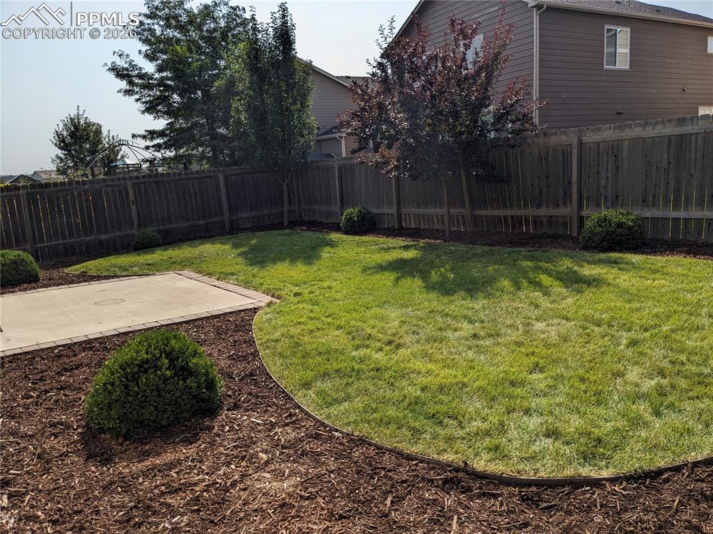 Image 35 of 43: Yard