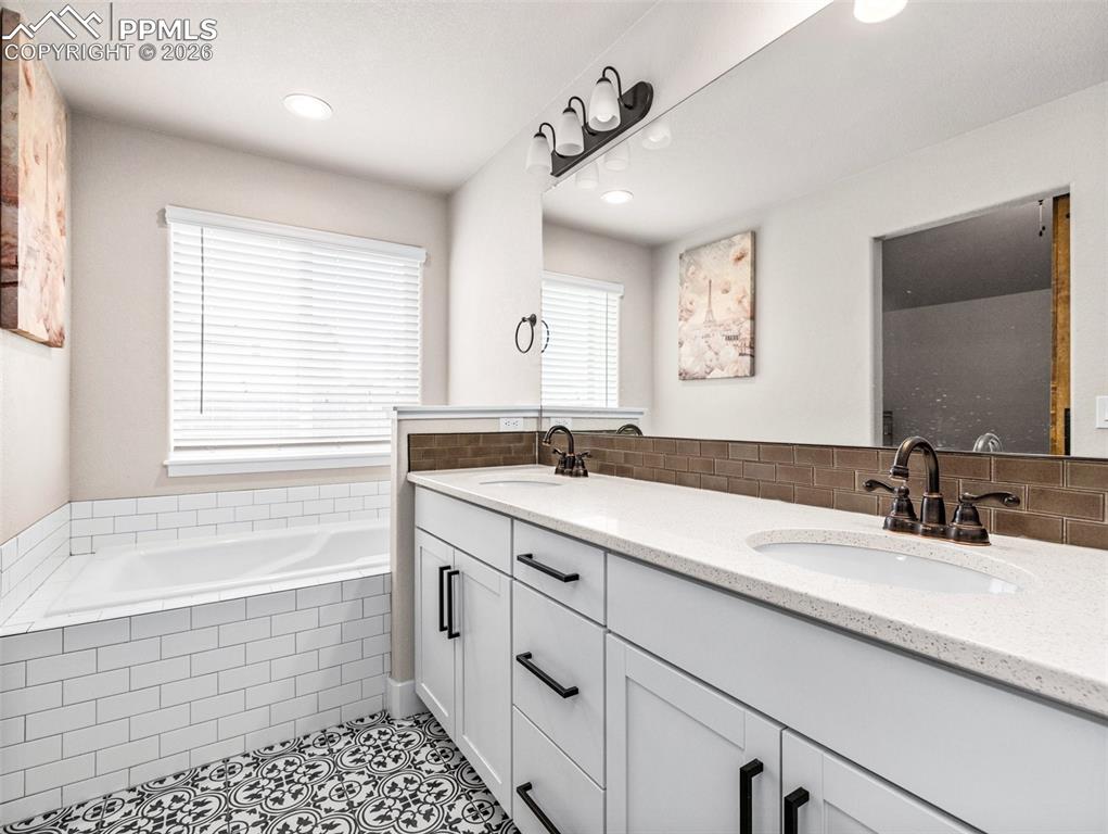 Image 15 of 37: Bathroom