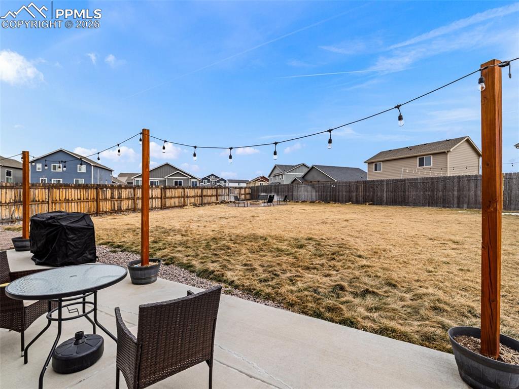 Image 32 of 37: Yard