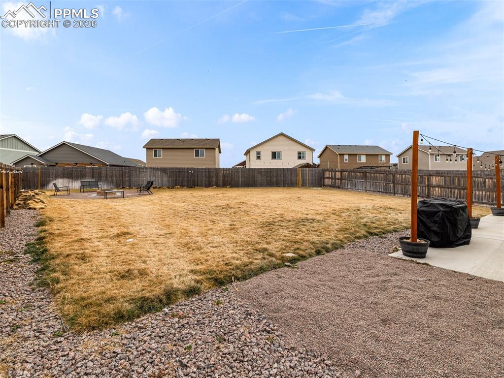 Image 33 of 37: Yard