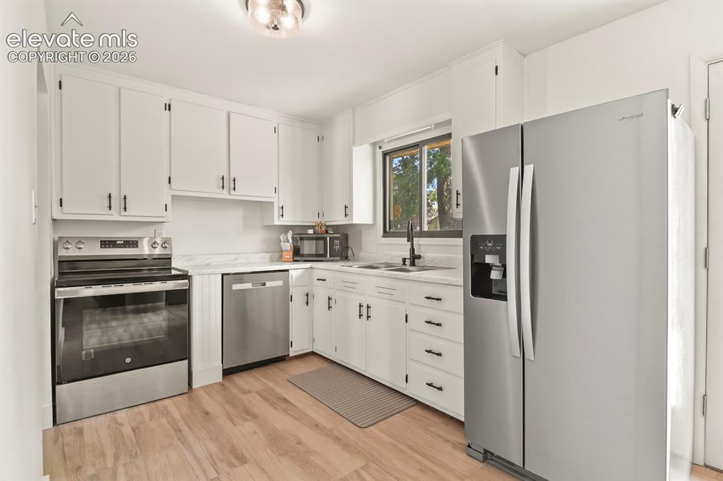 Image 12 of 28: Kitchen