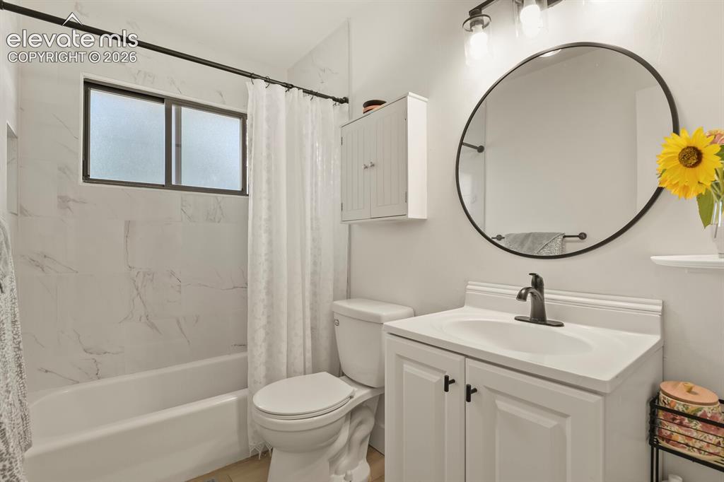 Image 17 of 28: Bathroom