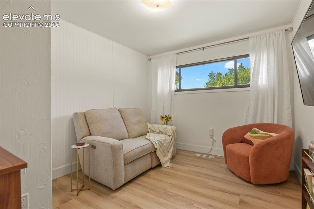 Image 18 of 28: Sitting Room