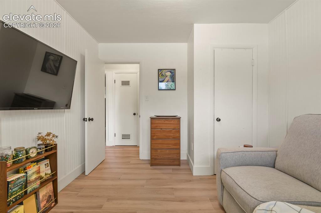 Image 19 of 28: Sitting Room